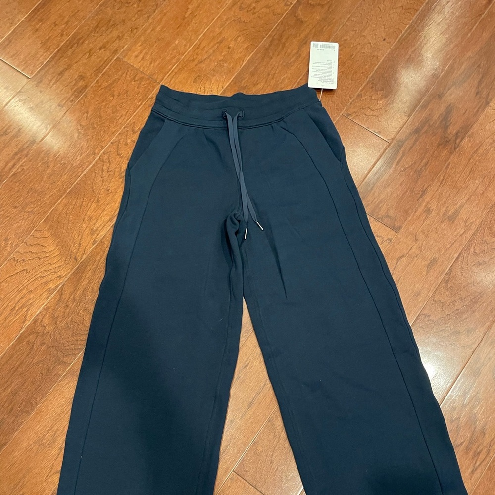 NWT Scuba wide leg. Navy. Size 6